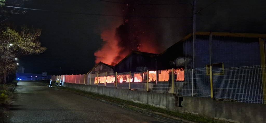 Un impressionnant incendie dans un bâtiment industriel à Alès